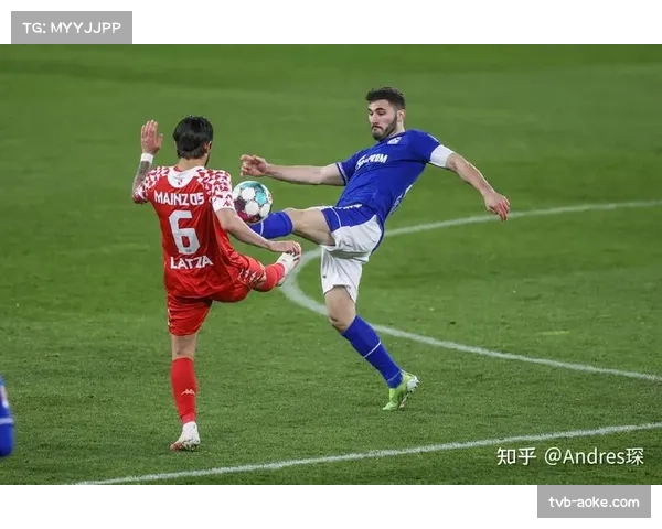 镜头语言：沙尔克04门将开大脚失误，直接被对手前锋断球吊空门得手